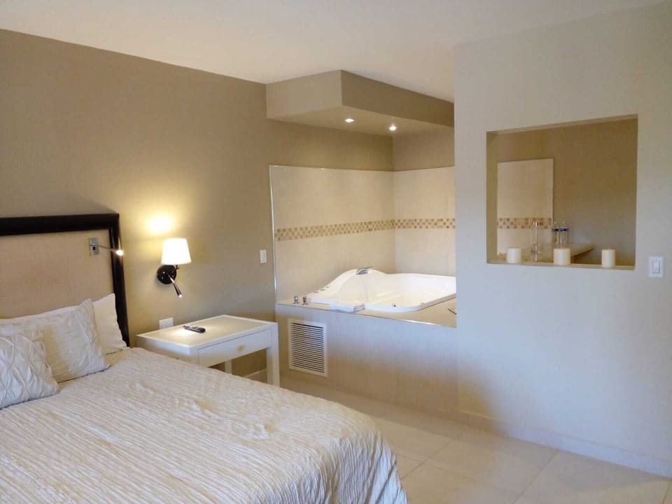 Luxury Room | Iron/ironing board, free WiFi, bed sheets