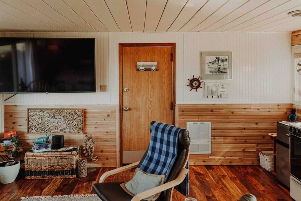 Design Studio Suite, 1 Queen Bed, Accessible, Bay View | Living area | 65-inch flat-screen TV with cable channels, TV, Netflix