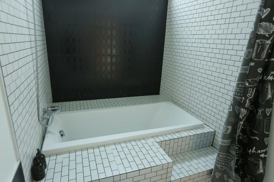 Deluxe Double Room  | Bathroom | Free toiletries, hair dryer, towels