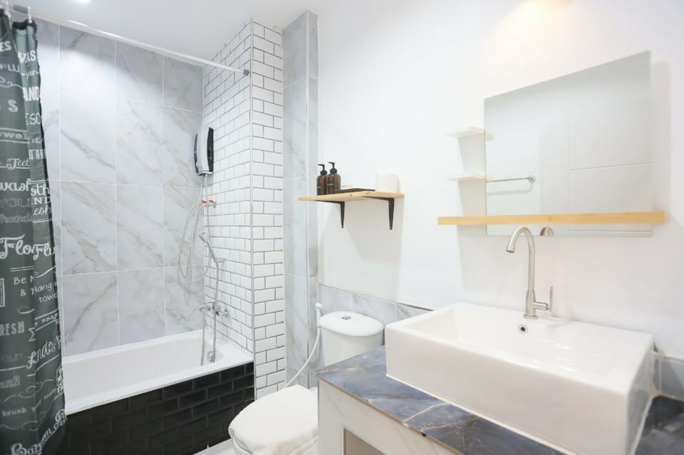 Deluxe Double Room  | Bathroom | Free toiletries, hair dryer, towels