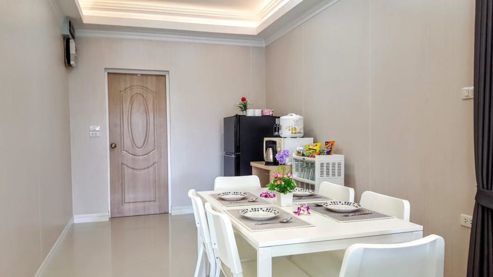 4 Bedrooms House | Living area | 55-inch flat-screen TV with cable channels, LCD TV