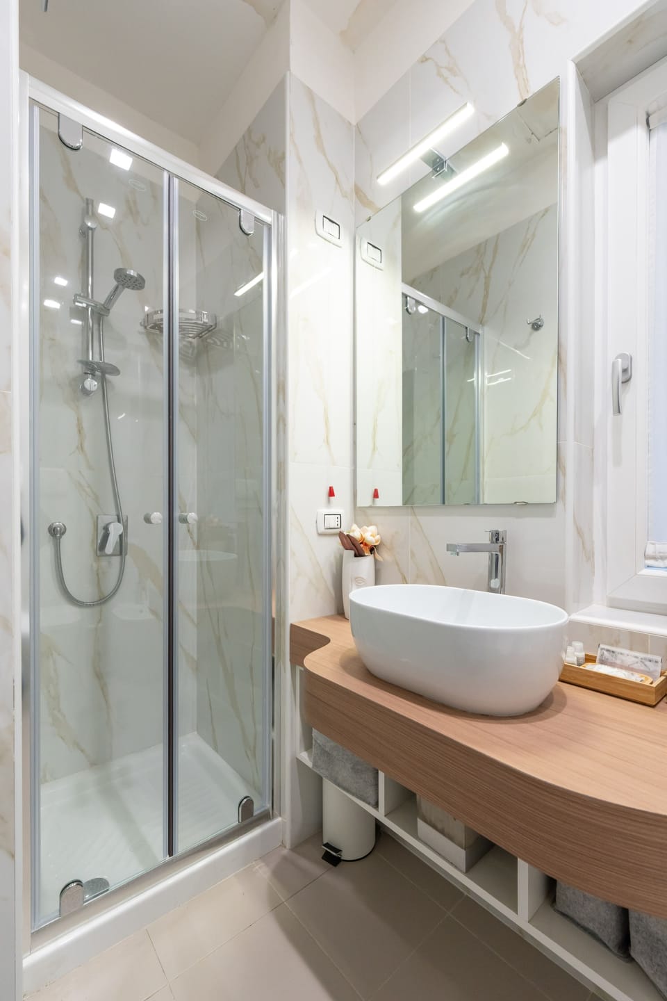 Deluxe Room, 1 Double Bed with Sofa bed, Non Smoking, City View | Bathroom | Shower, free toiletries, hair dryer, bathrobes