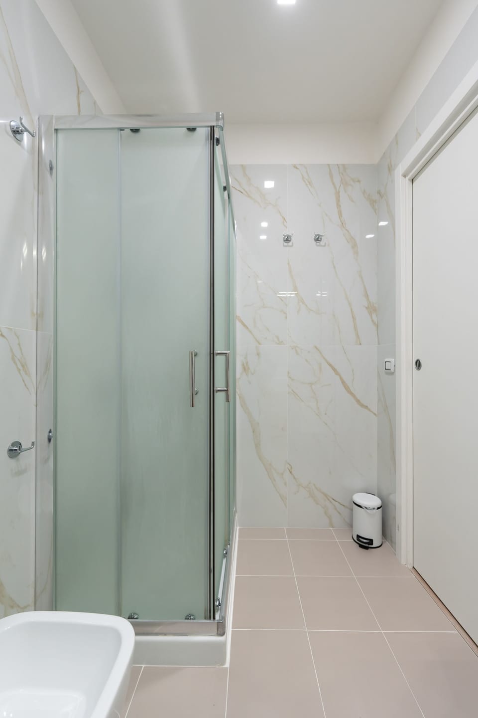 Economy Room, 1 Bedroom, Non Smoking, No Windows | Bathroom | Shower, free toiletries, hair dryer, bathrobes