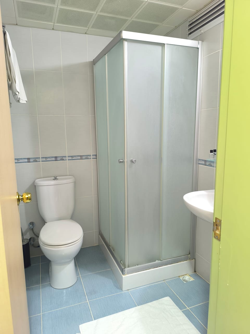 Classic Room, Non Smoking | Bathroom | Shower, free toiletries, hair dryer, slippers