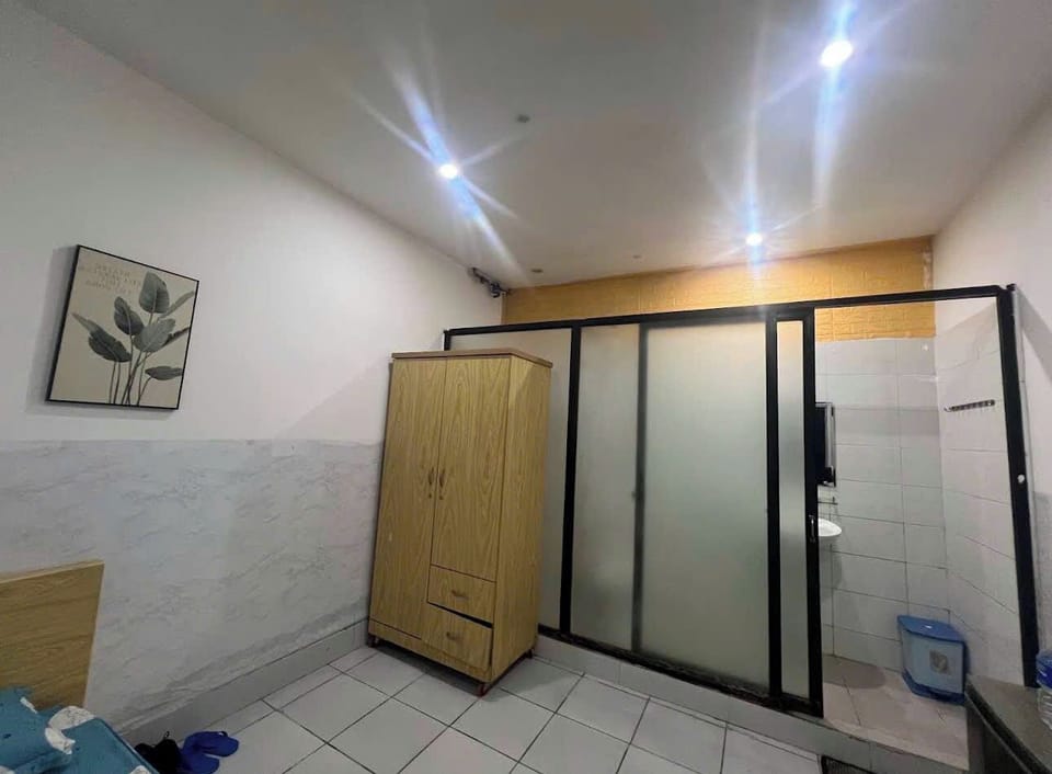 Family Quadruple Room | Bathroom | Shower, free toiletries, hair dryer, slippers