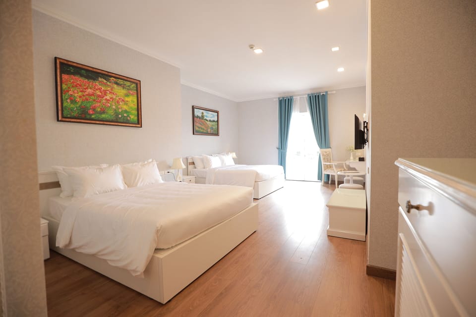 Minibar, desk, soundproofing, WiFi (free)