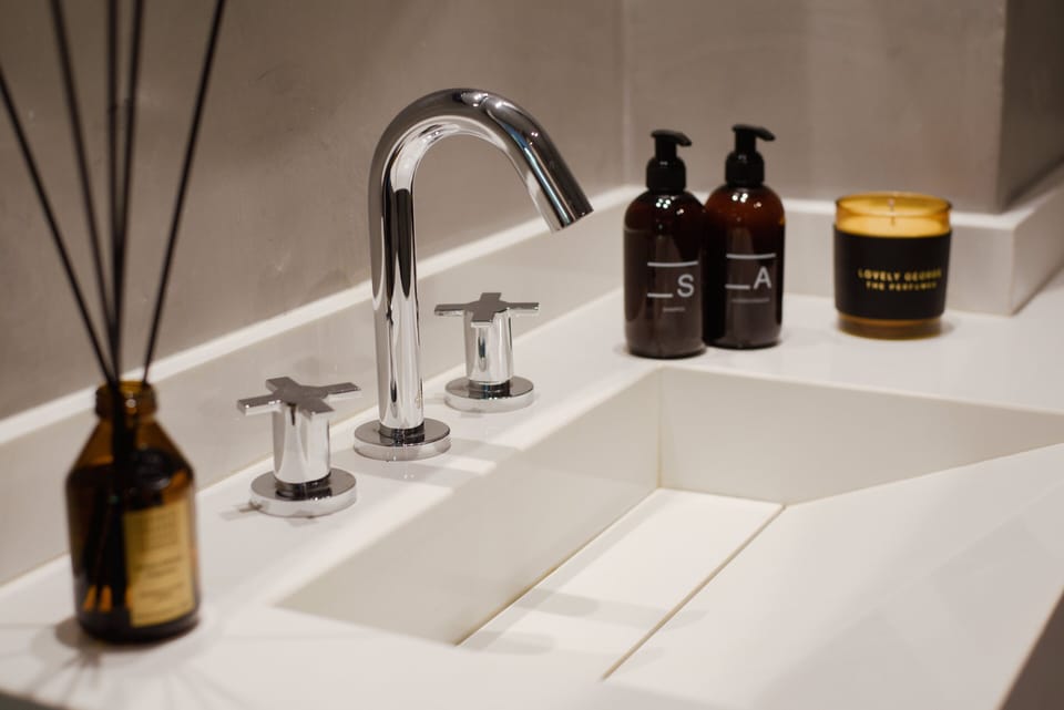 Studio Suite | Bathroom | Combined shower/tub, rainfall showerhead, free toiletries, hair dryer