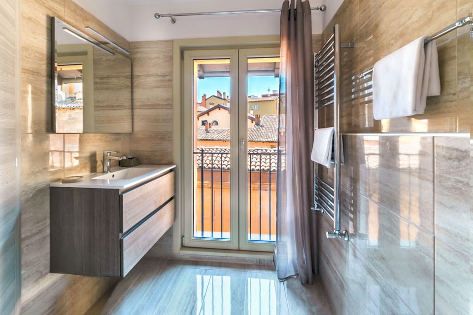 Junior Room, 1 Queen Bed, Non Smoking | Bathroom | Shower, free toiletries, hair dryer, bidet
