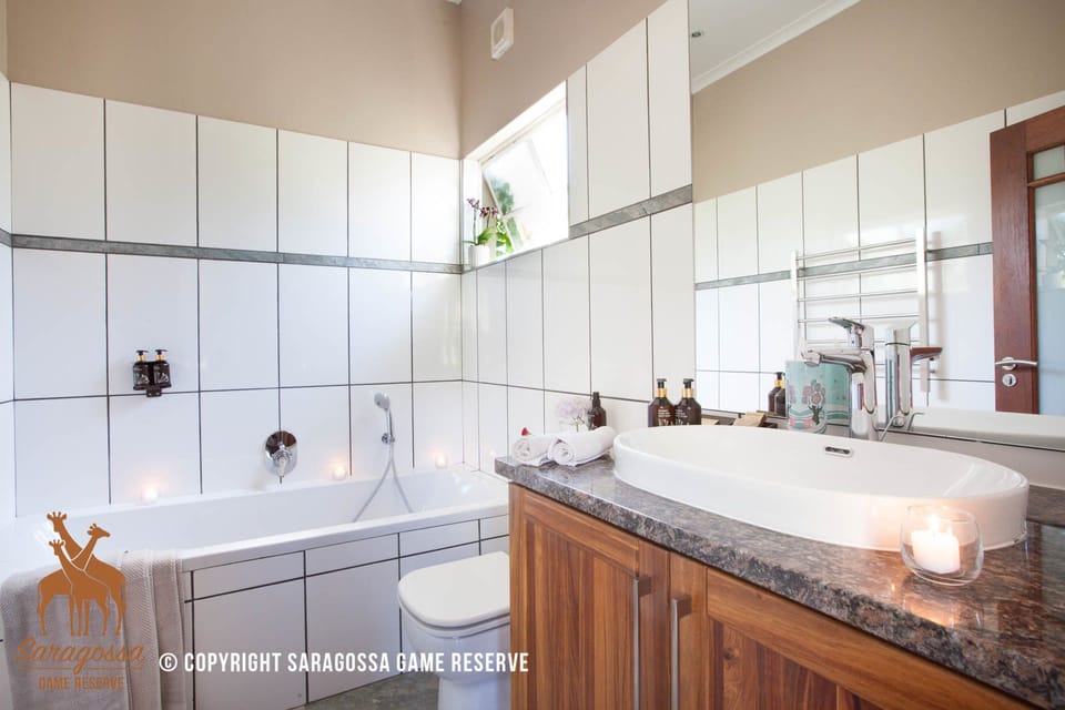 Sunbird Suite | Bathroom | Free toiletries, hair dryer, towels