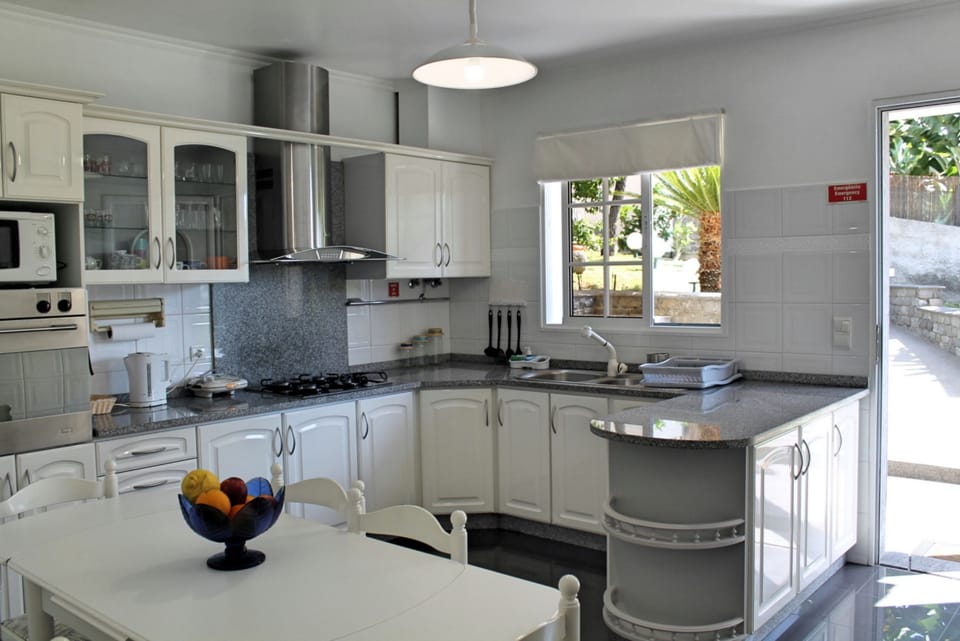House, 3 Bedrooms, Ocean View | Private kitchen | Full-size fridge, microwave, oven, stovetop