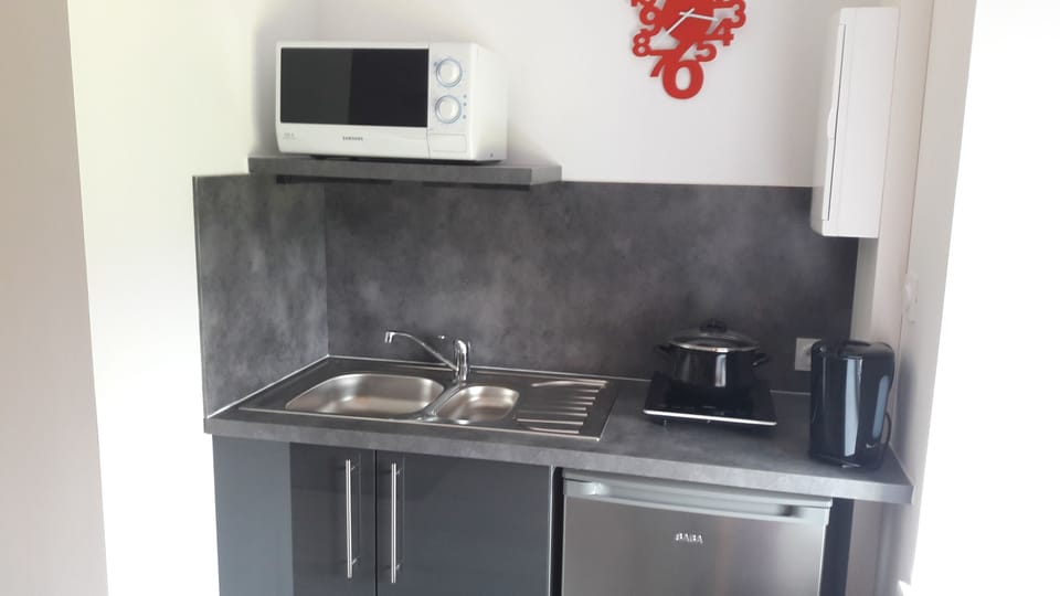 Full-size fridge, microwave, stovetop, coffee/tea maker