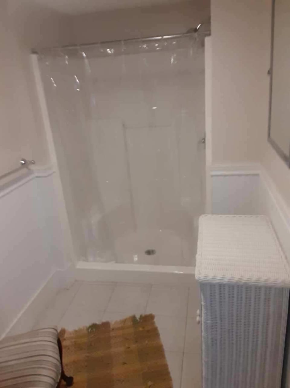 Double Room, 1 Queen Bed | Bathroom | Shower, free toiletries, hair dryer, towels
