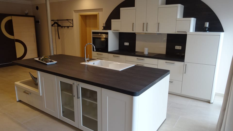 Comfort Suite, 2 Queen Beds, Non Smoking, Courtyard View | Private kitchen | Fridge, microwave, oven, stovetop