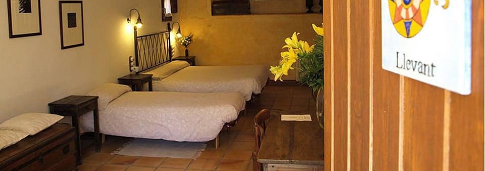 Double Room | Premium bedding, desk, iron/ironing board, free cribs/infant beds