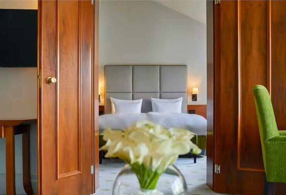 Suite, 1 Bedroom | Premium bedding, minibar, in-room safe, desk