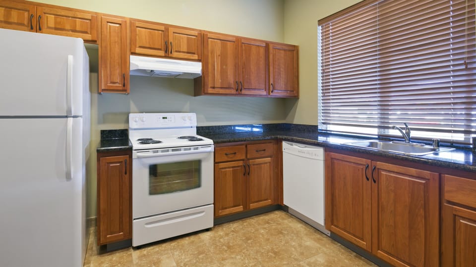 Suite, 1 King Bed, Non Smoking, Kitchen | Private kitchen | Mini-fridge, microwave, coffee/tea maker