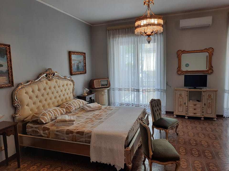 Standard Suite, Private Bathroom | Premium bedding, free minibar, desk, rollaway beds