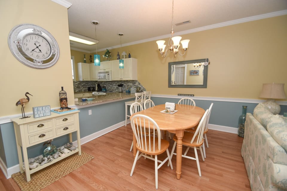Condo, 2 Bedrooms | Dining