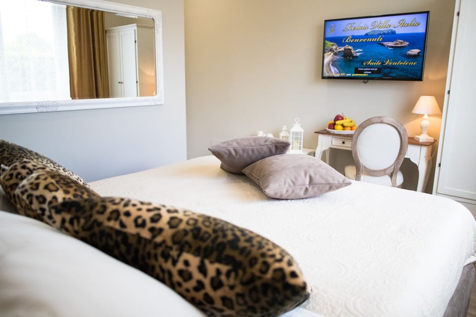 Deluxe Double Room (Ventotene) | Egyptian cotton sheets, premium bedding, down comforters