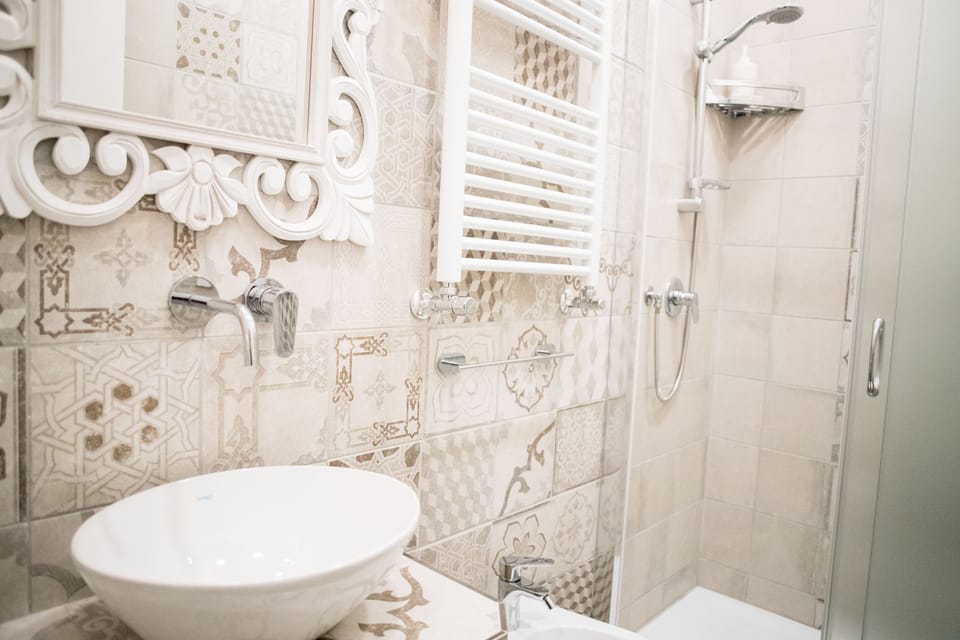 Deluxe Double Room (Ventotene) | Bathroom | Shower, free toiletries, hair dryer, bathrobes