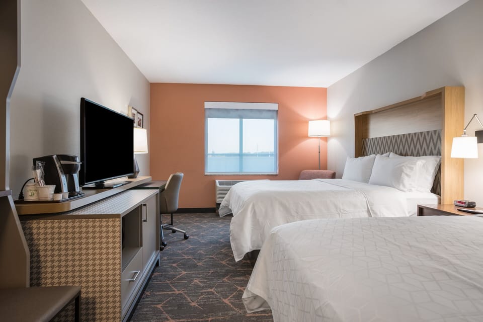 Desk, soundproofing, iron/ironing board, free WiFi