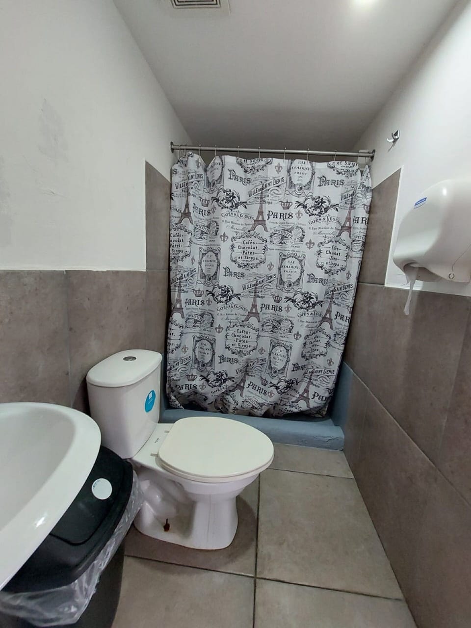 Shower, rainfall showerhead, free toiletries, hair dryer (on request)