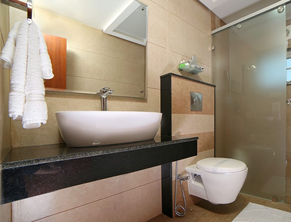 Shower, rainfall showerhead, free toiletries, slippers