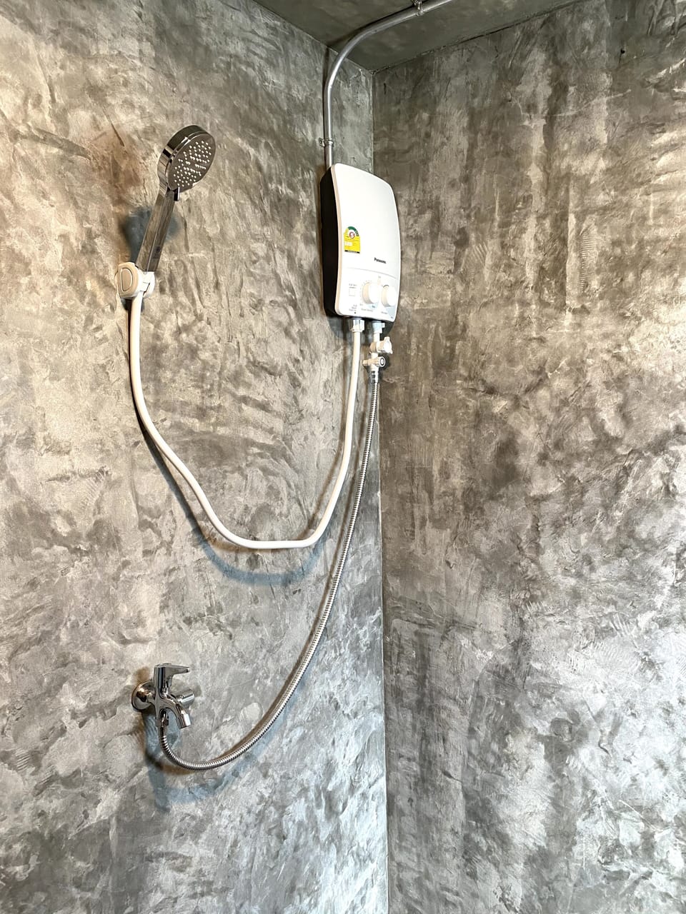 Classic Room | Bathroom | Shower, free toiletries, towels