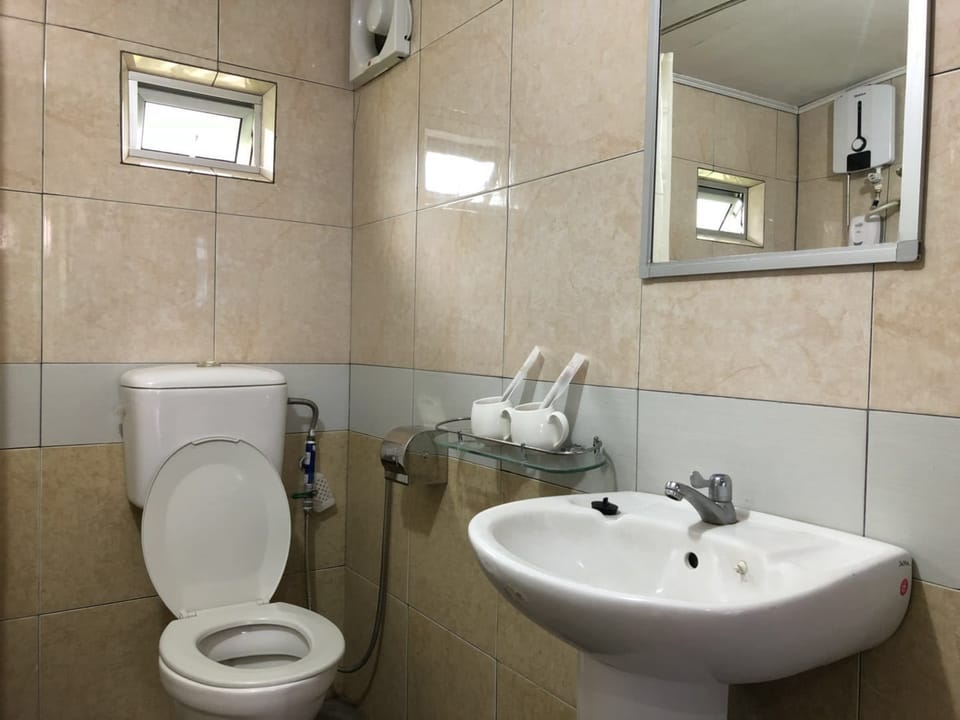 Basic Triple Room, 1 Bedroom | Bathroom | Shower, free toiletries, hair dryer, towels
