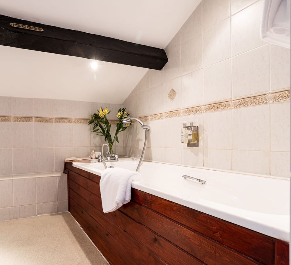 Standard Room with a bath, 1 Double Bed | Bathroom | Free toiletries, hair dryer, towels