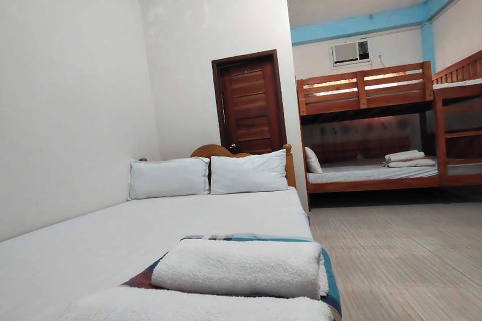 Family Room for 6 | Desk, WiFi (free), bed sheets
