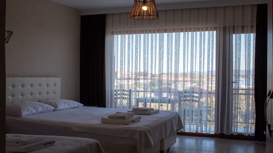 Travel crib, free WiFi, bed sheets