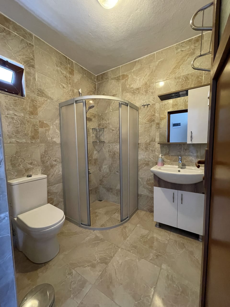 Standard Room | Bathroom | Shower, free toiletries, hair dryer, towels