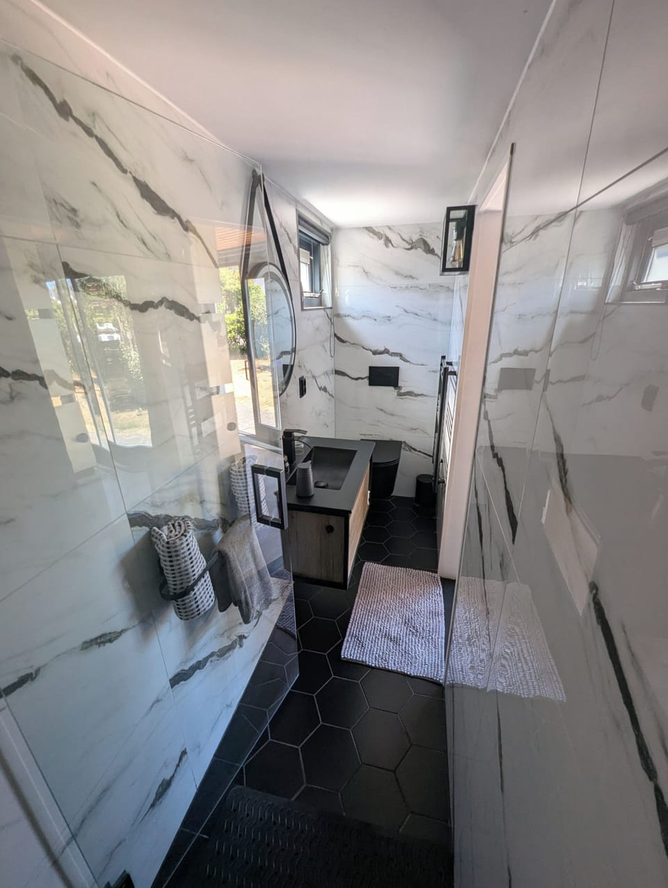 Double Room | Bathroom | Shower, free toiletries, hair dryer, towels