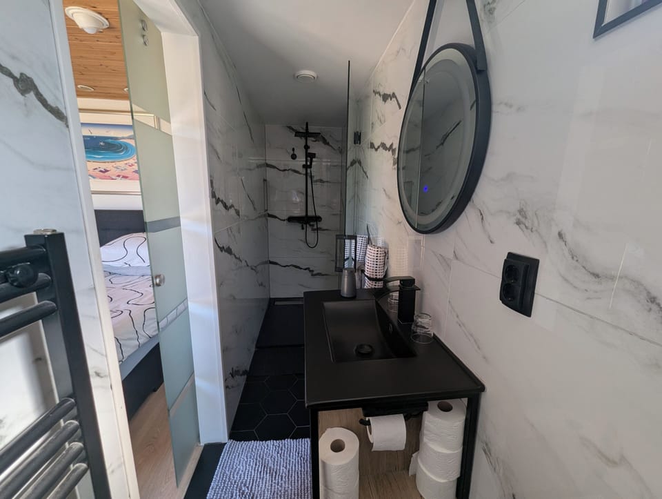 Double Room | Bathroom | Shower, free toiletries, hair dryer, towels