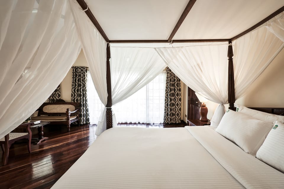 Deluxe Double Room | Minibar, in-room safe, desk, blackout drapes