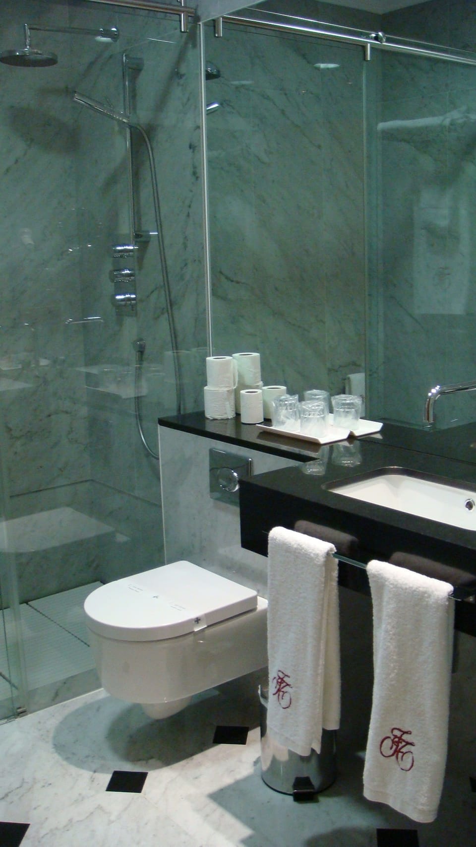 Superior Double Room | Bathroom | Shower, free toiletries, hair dryer, towels