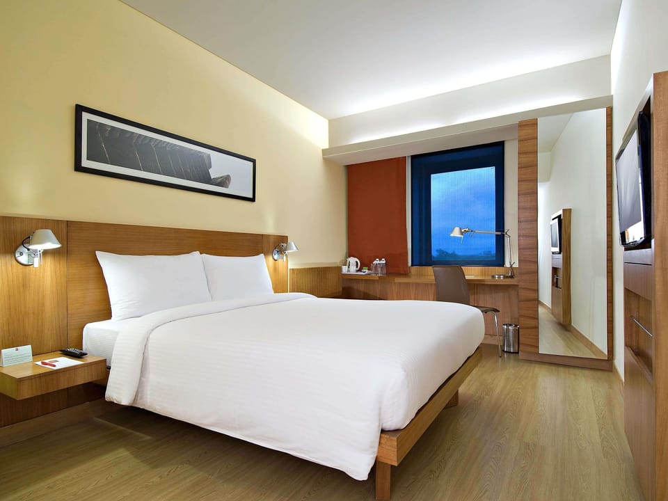 Premium bedding, down comforters, minibar, in-room safe