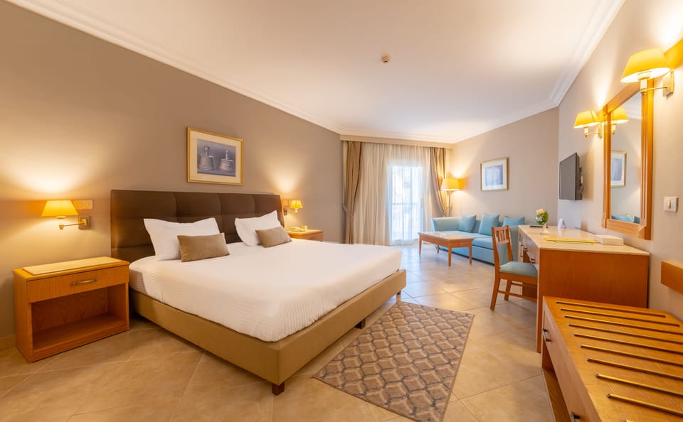 Deluxe Room, Pool View | Egyptian cotton sheets, in-room safe, desk, laptop workspace