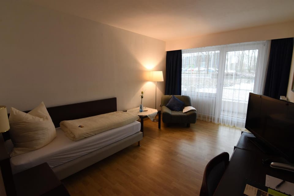 Basic Single Room | Living room | Flat-screen TV