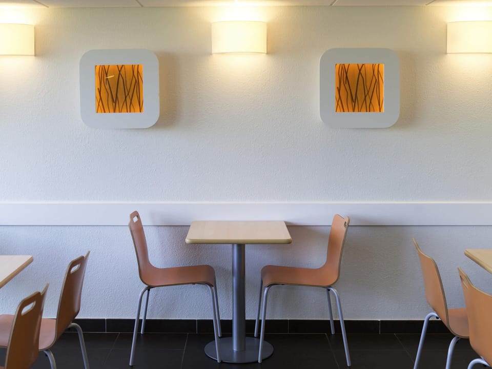 Daily continental breakfast (EUR 8.90 per person)