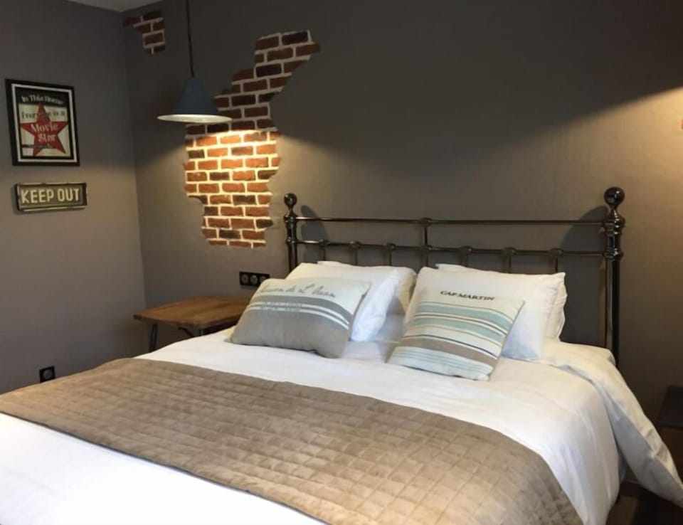 Deluxe Double Room | Minibar, individually decorated, individually furnished, soundproofing