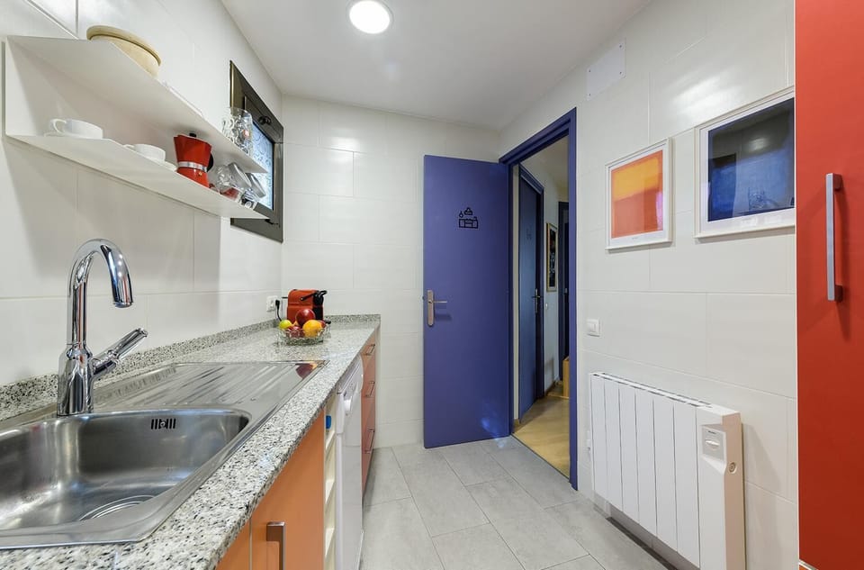 Full-size fridge, microwave, oven, stovetop