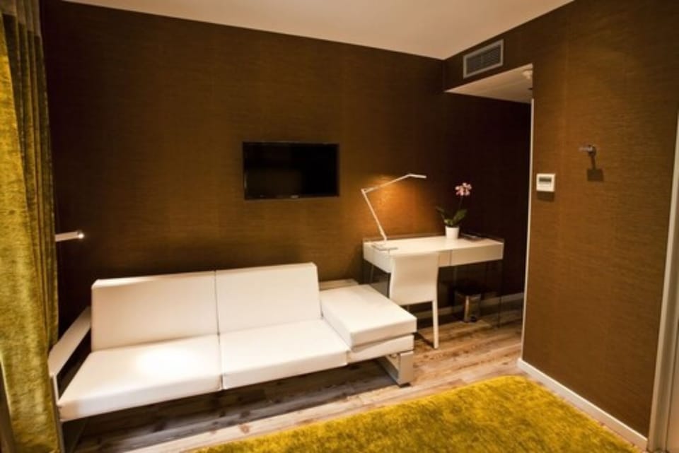 Superior Triple Room | Living area | Flat-screen TV