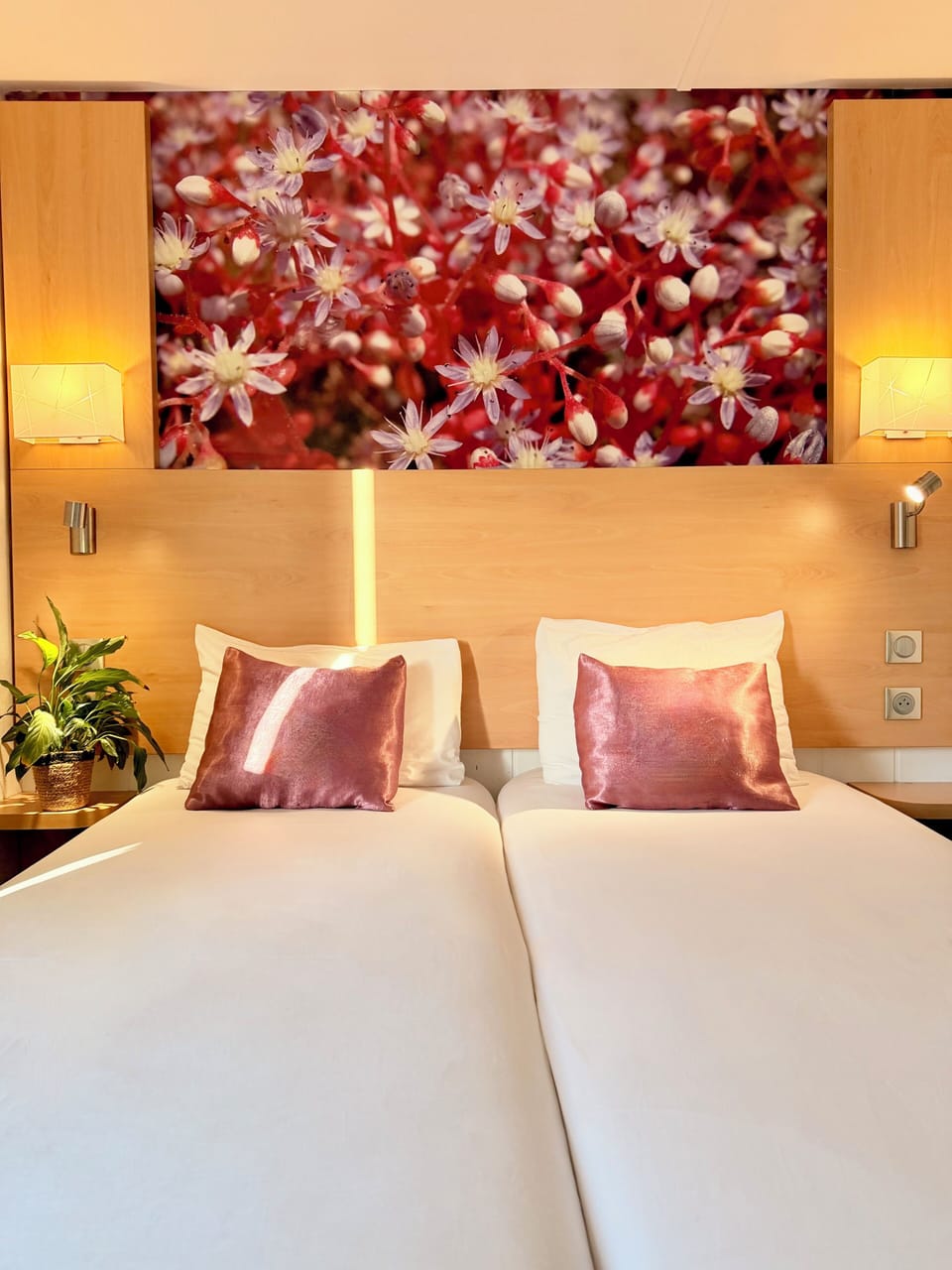 Twin Room | Desk, free cribs/infant beds, free WiFi, bed sheets