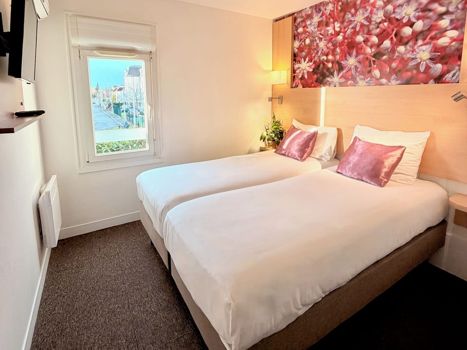 Twin Room | Desk, free cribs/infant beds, free WiFi, bed sheets