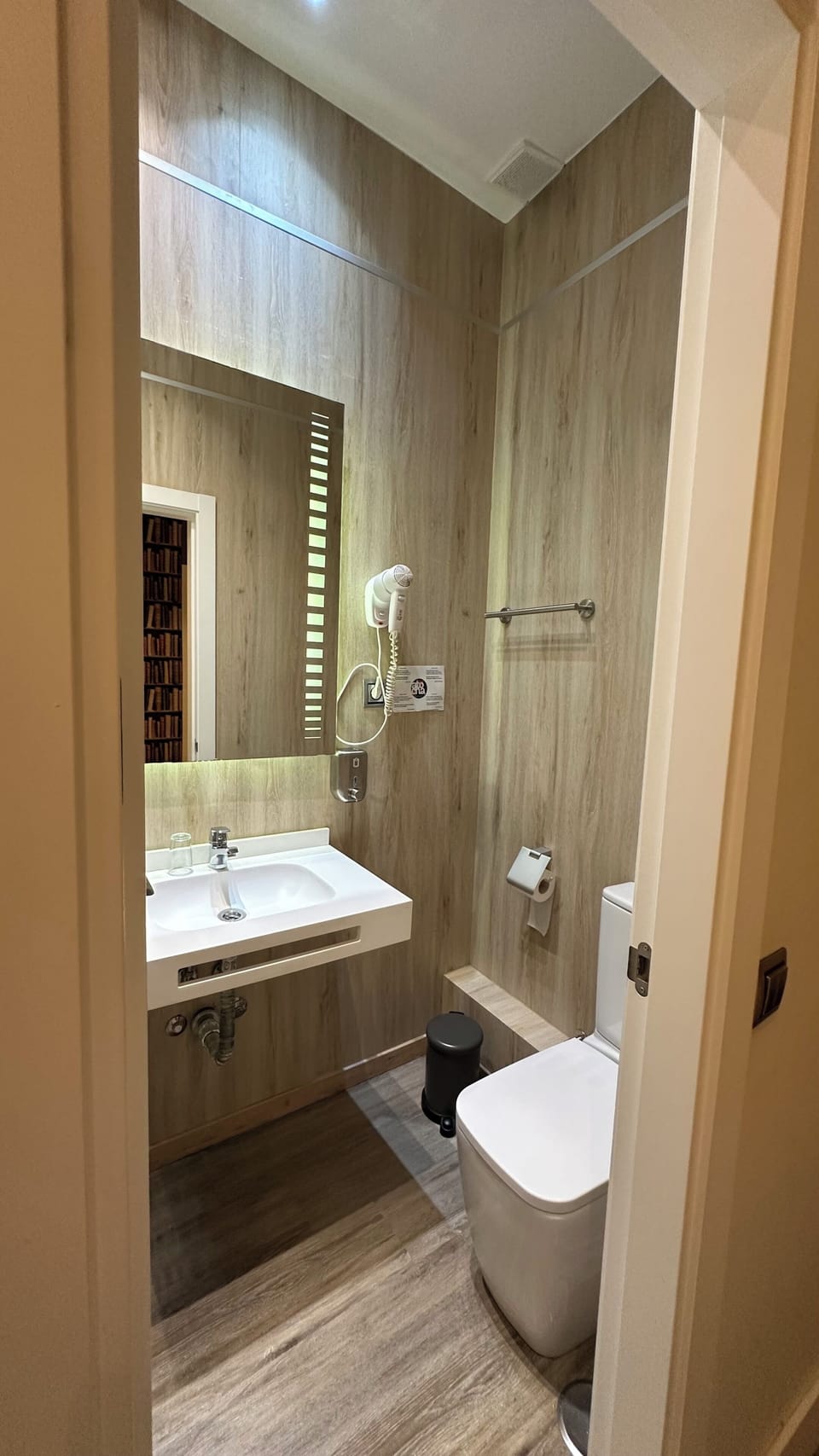 Single Room | Bathroom | Hair dryer, towels, soap, shampoo