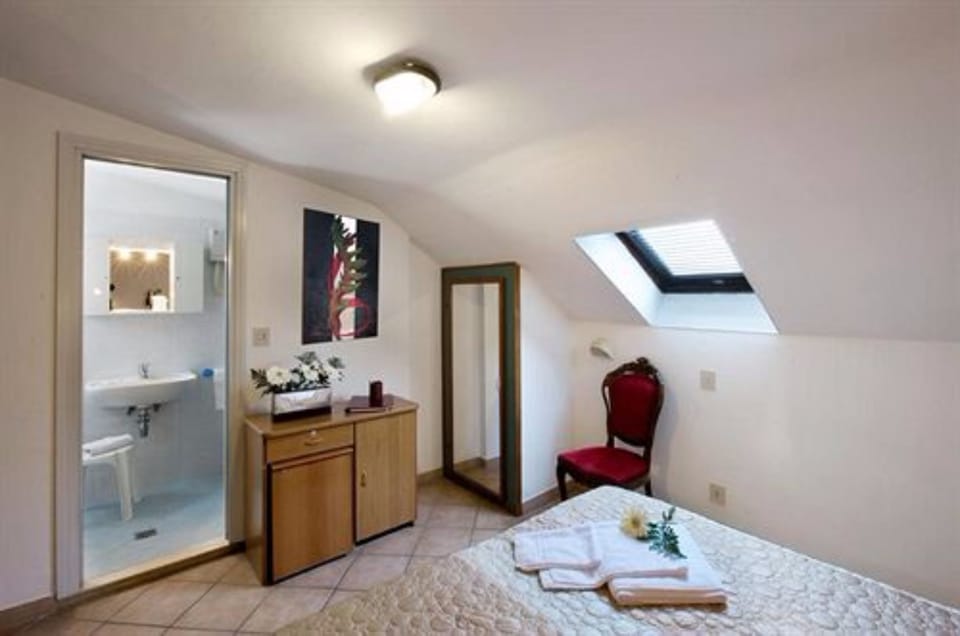 Double or Twin Room (Attic) | Frette Italian sheets, pillowtop beds, free WiFi, bed sheets