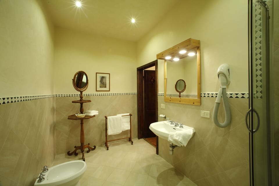 Double Room | Bathroom | Shower, free toiletries, hair dryer, bidet