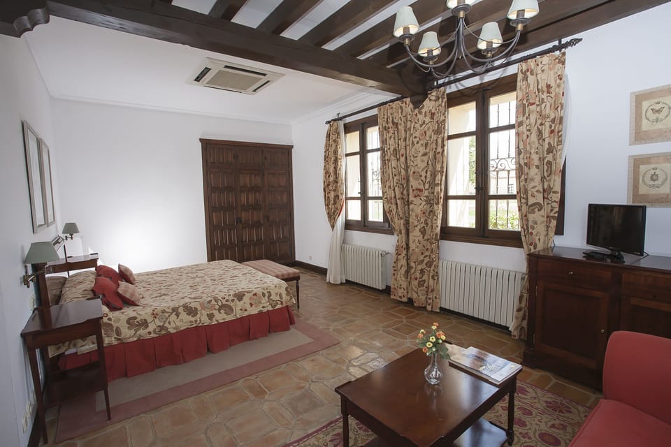 Deluxe Double Room | Free cribs/infant beds, bed sheets, wheelchair access